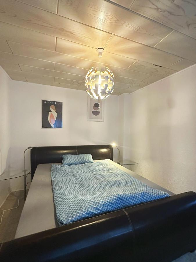 Zimmer In Reihenhaus Mit Terrasse Duisburg Exterior foto