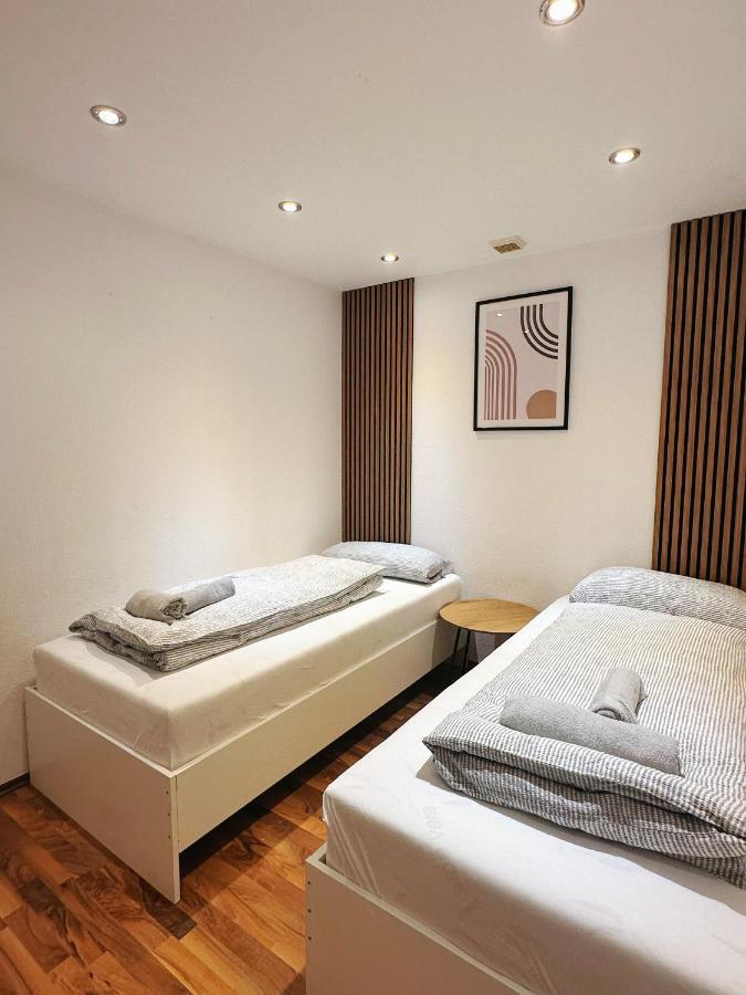 Zimmer In Reihenhaus Mit Terrasse Duisburg Exterior foto