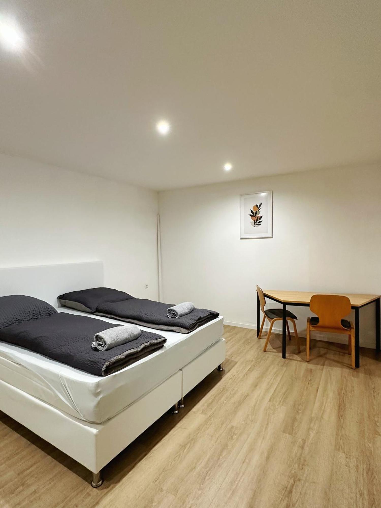Zimmer In Reihenhaus Mit Terrasse Duisburg Exterior foto